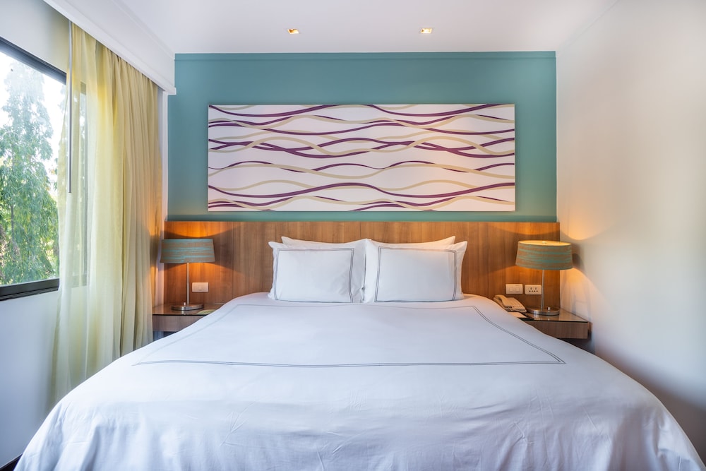 Radisson Resort and Suites Phuket — Hotel rooms in Kamala, Phuket Province