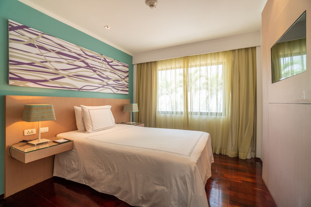 Radisson Resort and Suites Phuket — Hotel rooms in Kamala, Phuket Province