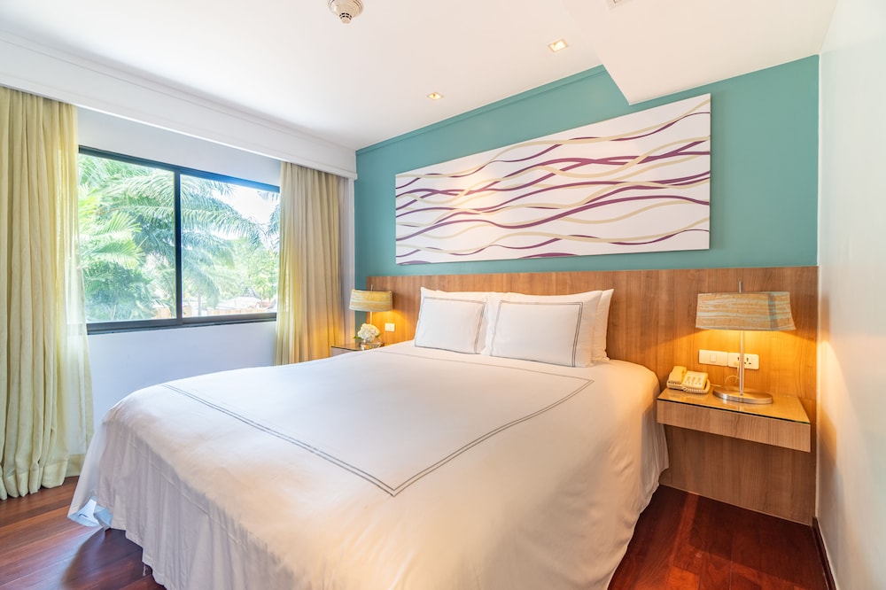 Radisson Resort and Suites Phuket — Hotel rooms in Kamala, Phuket Province