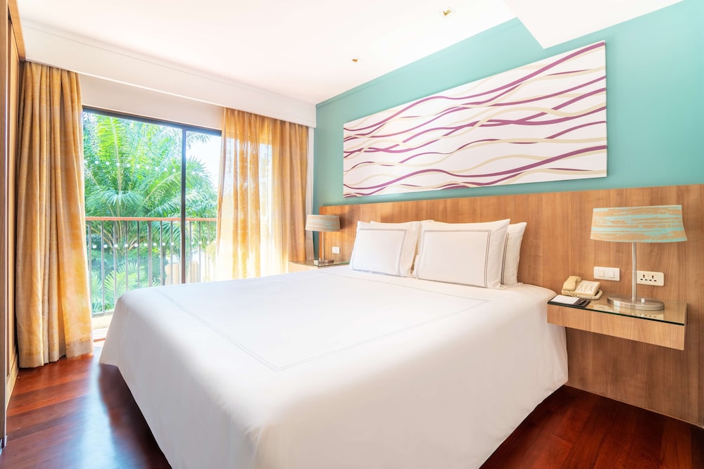 Radisson Resort and Suites Phuket — Hotel rooms in Kamala, Phuket Province