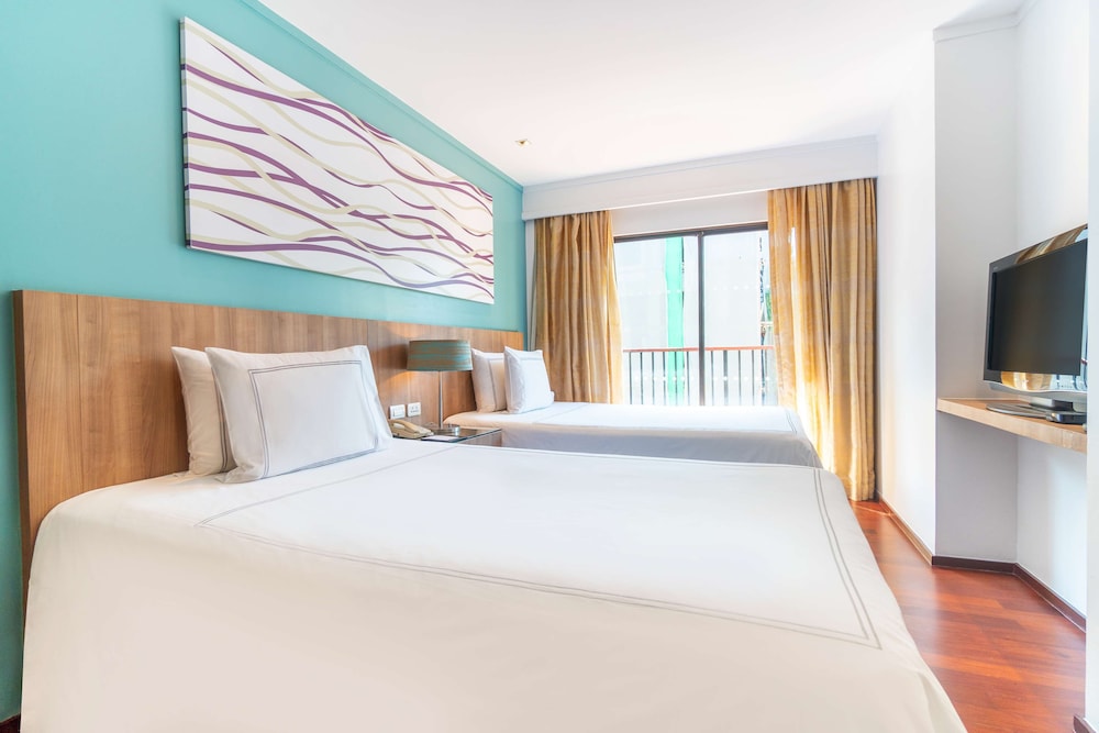 Radisson Resort and Suites Phuket — Hotel rooms in Kamala, Phuket Province