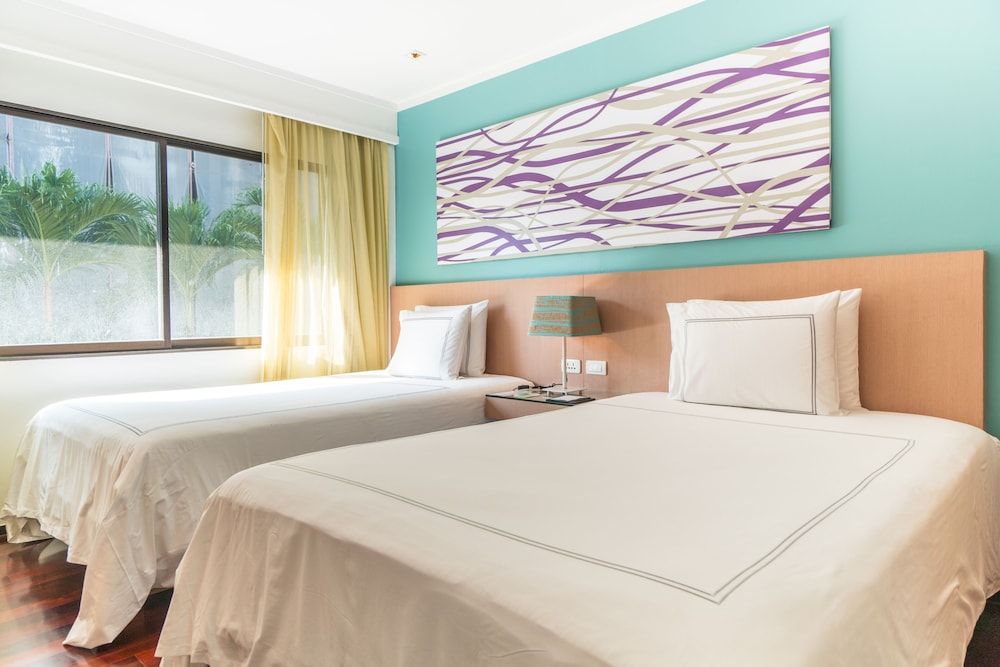 Radisson Resort and Suites Phuket — Hotel rooms in Kamala, Phuket Province