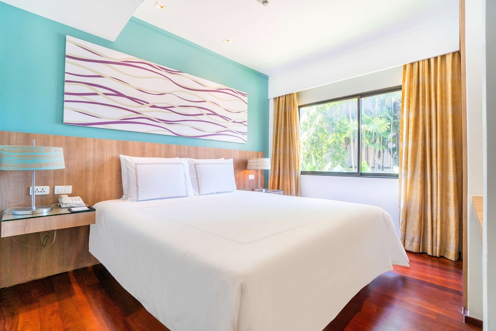 Radisson Resort and Suites Phuket — Hotel rooms in Kamala, Phuket Province
