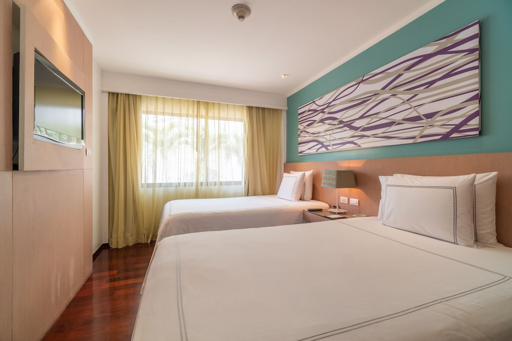 Radisson Resort and Suites Phuket — Hotel rooms in Kamala, Phuket Province