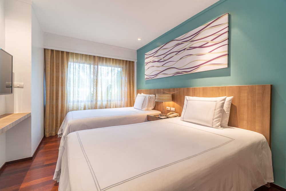 Radisson Resort and Suites Phuket — Hotel rooms in Kamala, Phuket Province