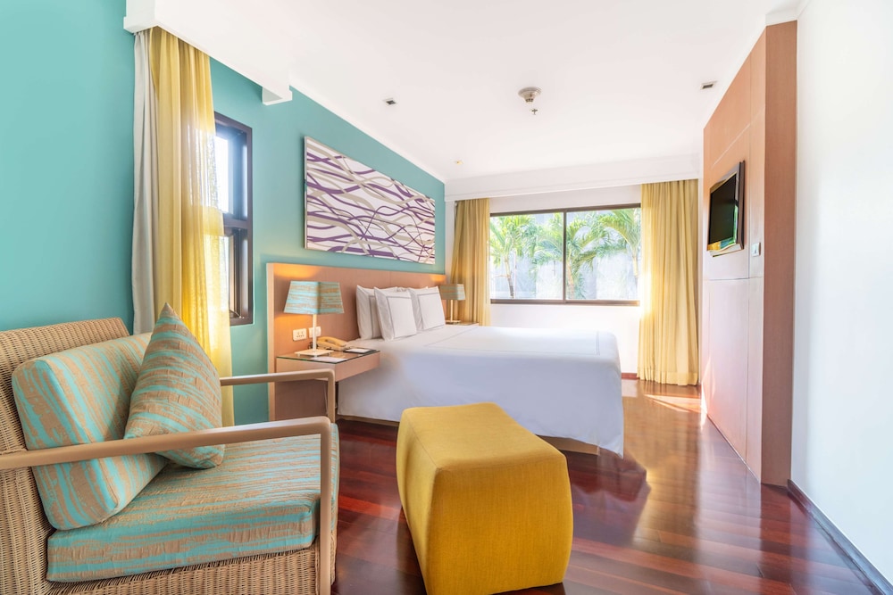 Radisson Resort and Suites Phuket — Hotel rooms in Kamala, Phuket Province