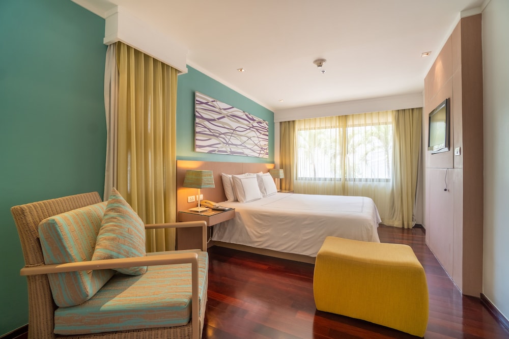 Radisson Resort and Suites Phuket — Hotel rooms in Kamala, Phuket Province