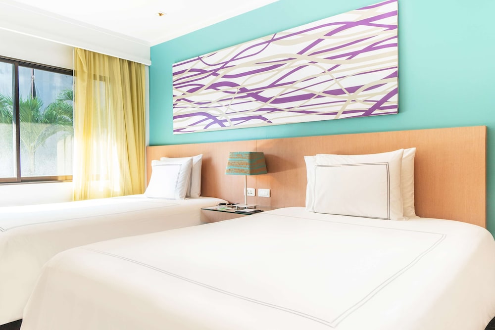 Radisson Resort and Suites Phuket — Hotel rooms in Kamala, Phuket Province