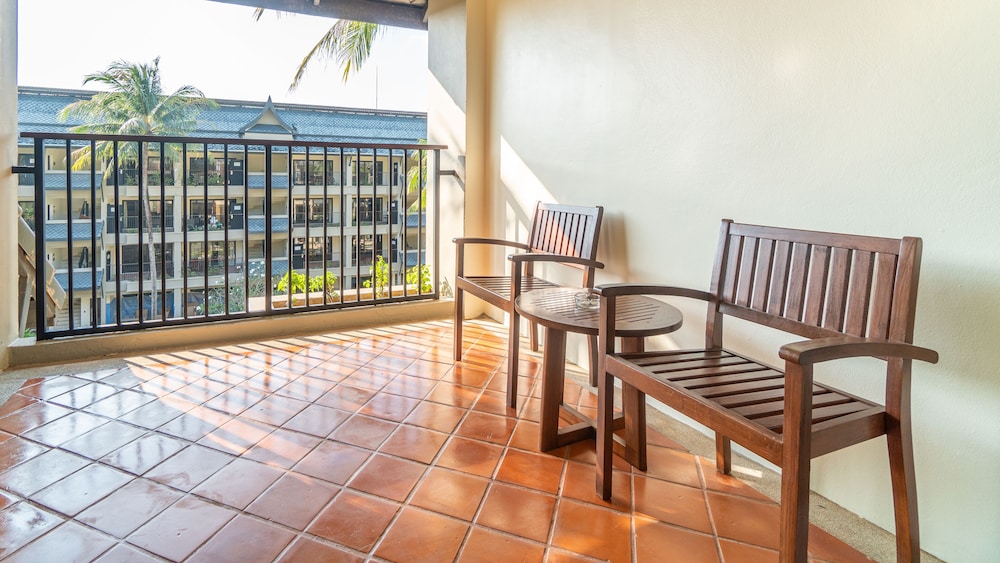 Radisson Resort and Suites Phuket — Hotel building in Kamala, Phuket Province