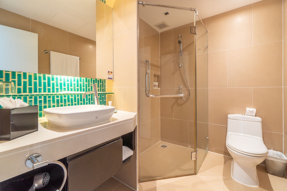 Radisson Resort and Suites Phuket — Hotel rooms in Kamala, Phuket Province