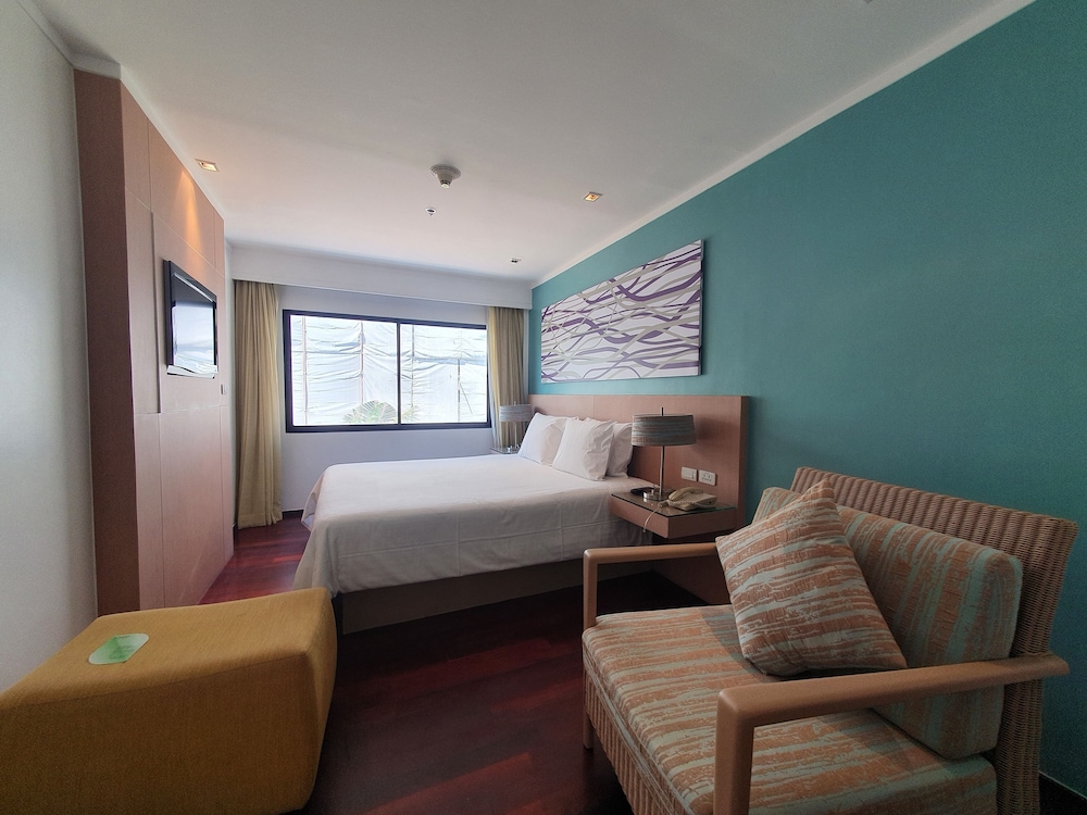 Radisson Resort and Suites Phuket — Hotel rooms in Kamala, Phuket Province