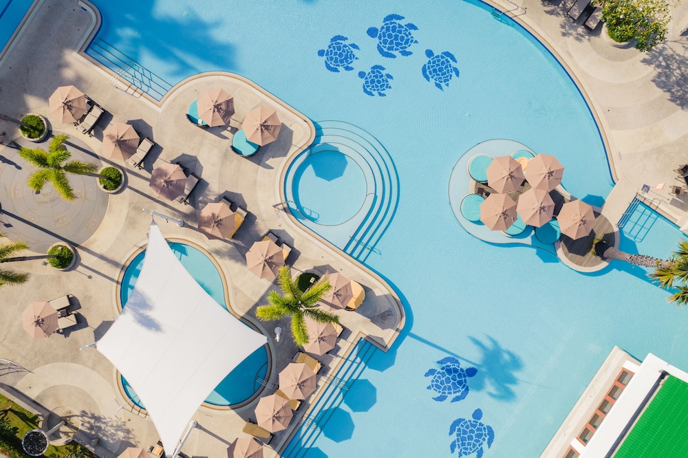 Le Meridien Phuket Beach Resort — Swimming pool in Karon, Phuket Province