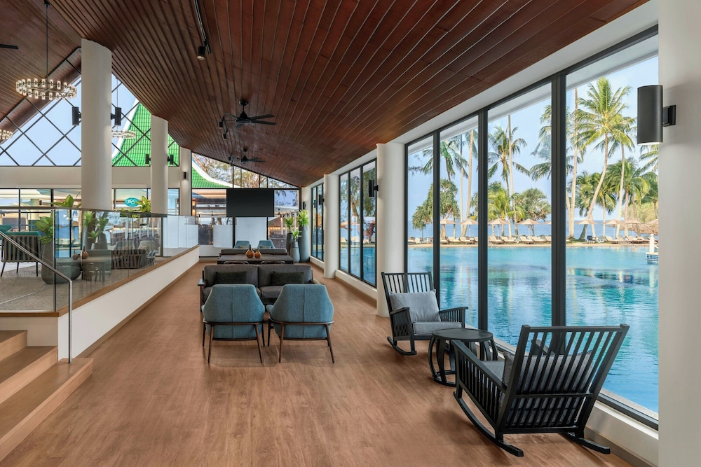 Le Meridien Phuket Beach Resort — Hotel building in Karon, Phuket Province