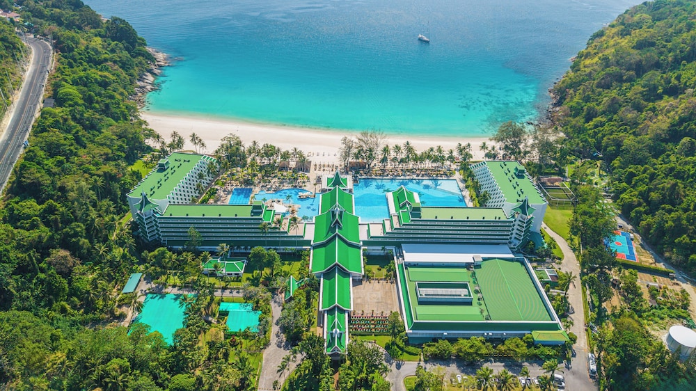 Le Meridien Phuket Beach Resort — Hotel building in Karon, Phuket Province
