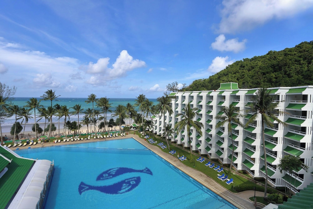 Le Meridien Phuket Beach Resort — Hotel building in Karon, Phuket Province