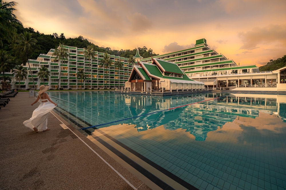 Le Meridien Phuket Beach Resort — Hotel building in Karon, Phuket Province