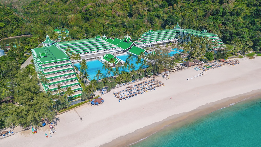 Le Meridien Phuket Beach Resort — Hotel building in Karon, Phuket Province