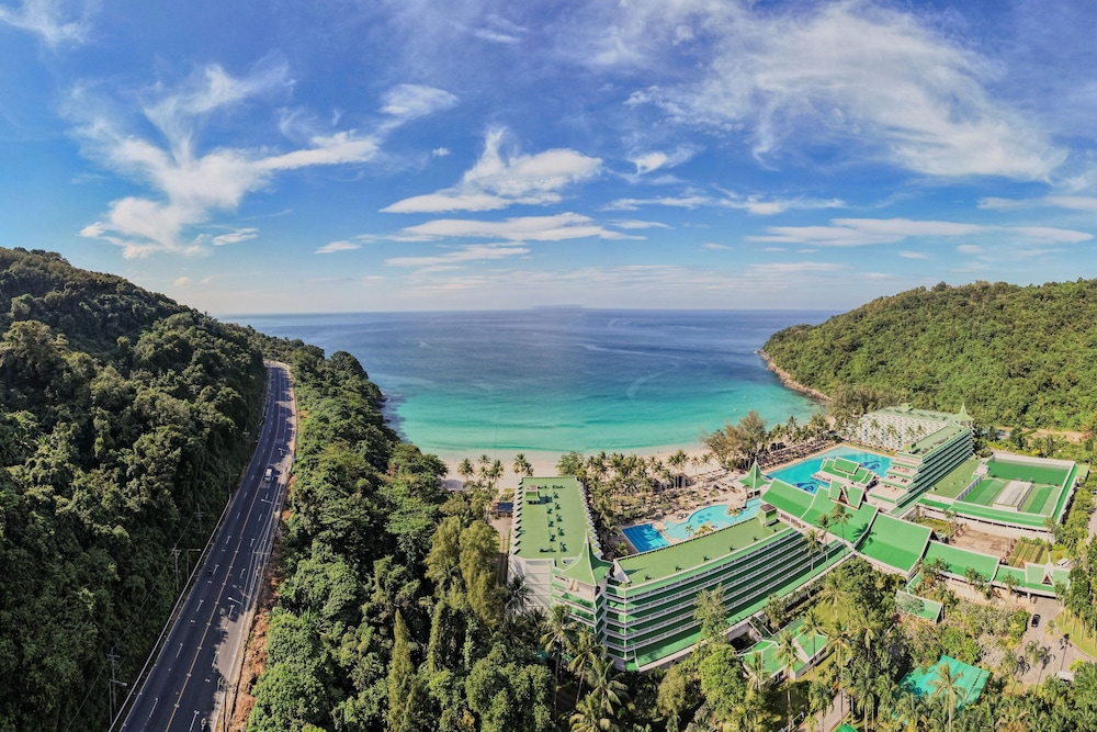 Le Meridien Phuket Beach Resort — Hotel building in Karon, Phuket Province
