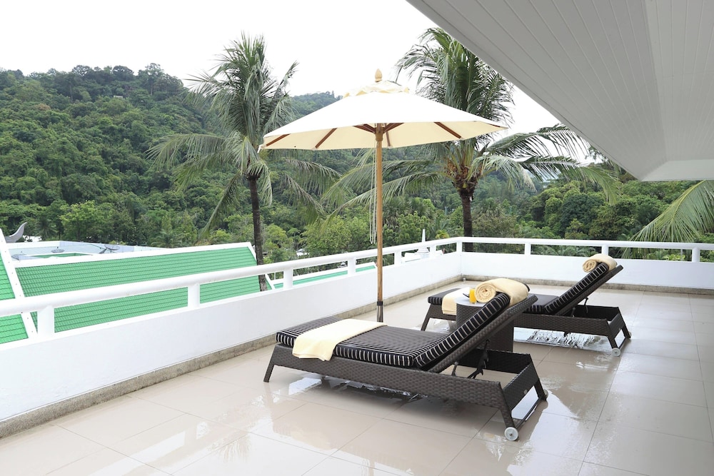Le Meridien Phuket Beach Resort — Hotel building in Karon, Phuket Province