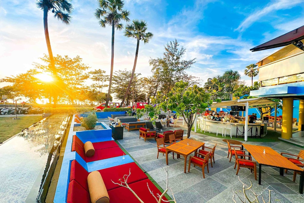 Paradox Resort Phuket — Restaurant & bars in Karon, Phuket Province