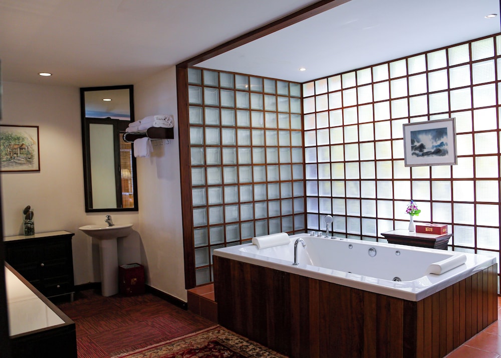 Mom Tri's Villa Royale — Karon, Phuket Province