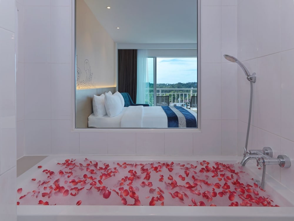 Chanalai Flora Resort, Kata Beach — Hotel rooms in Karon, Phuket Province