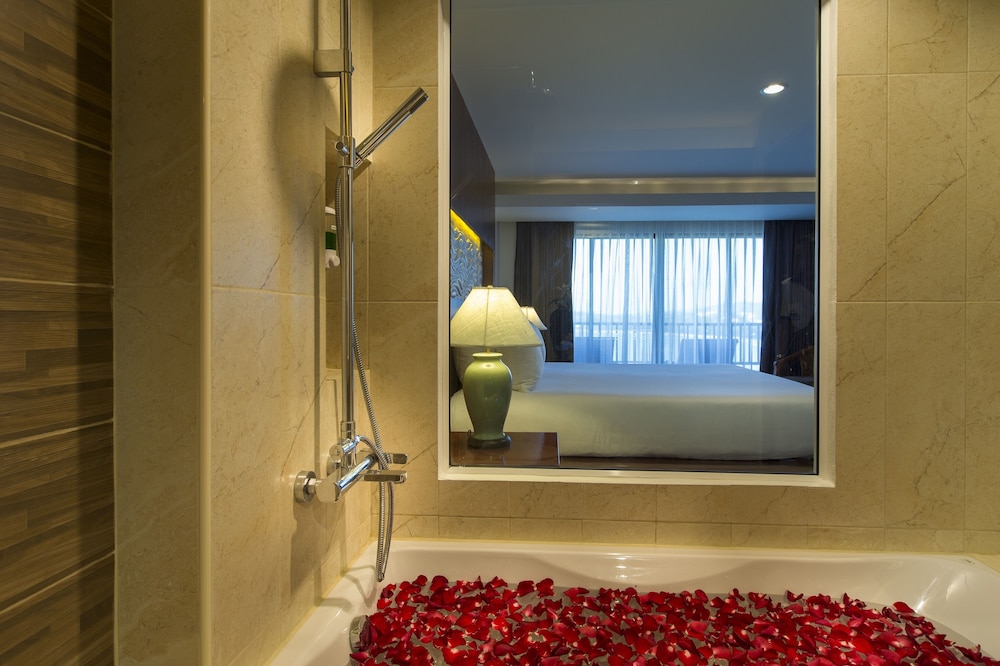 Chanalai Garden Resort, Kata Beach — Hotel rooms in Karon, Phuket Province