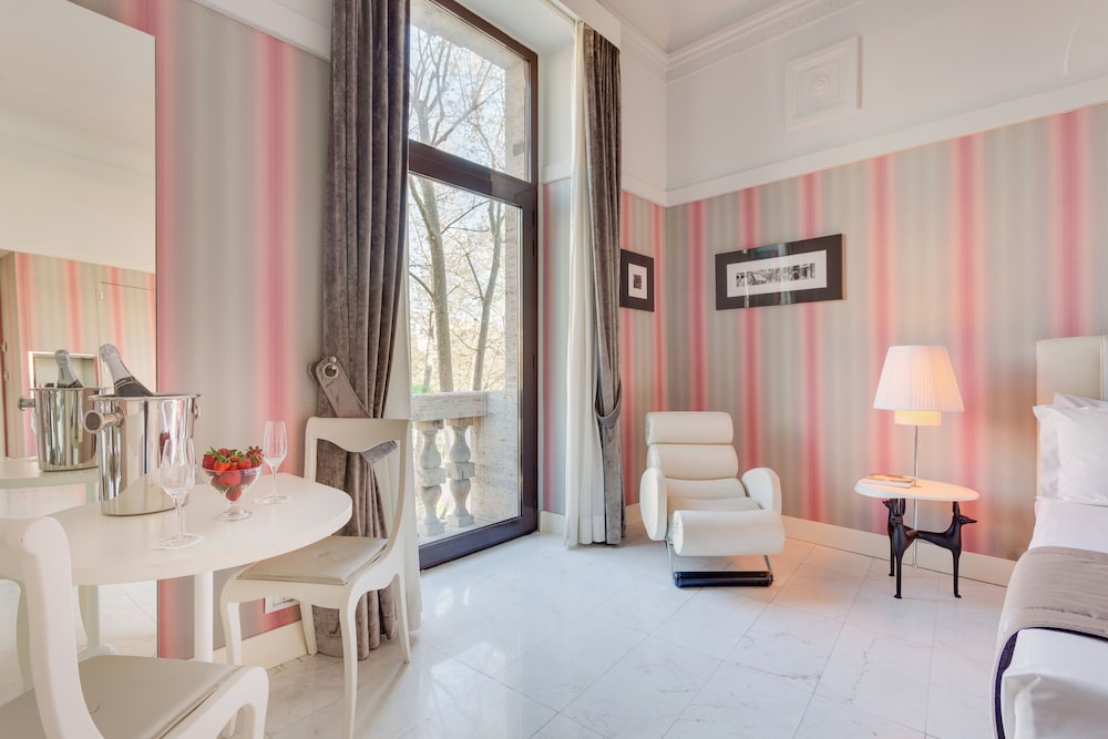 Grand Hotel Palace Rome — Hotel rooms in Rome, Lazio