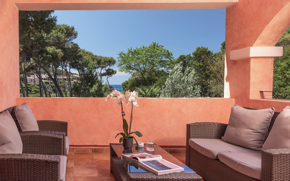 Hotel Cala Caterina - Relaxing Escape — Hotel building in Villasimius, Sardinia