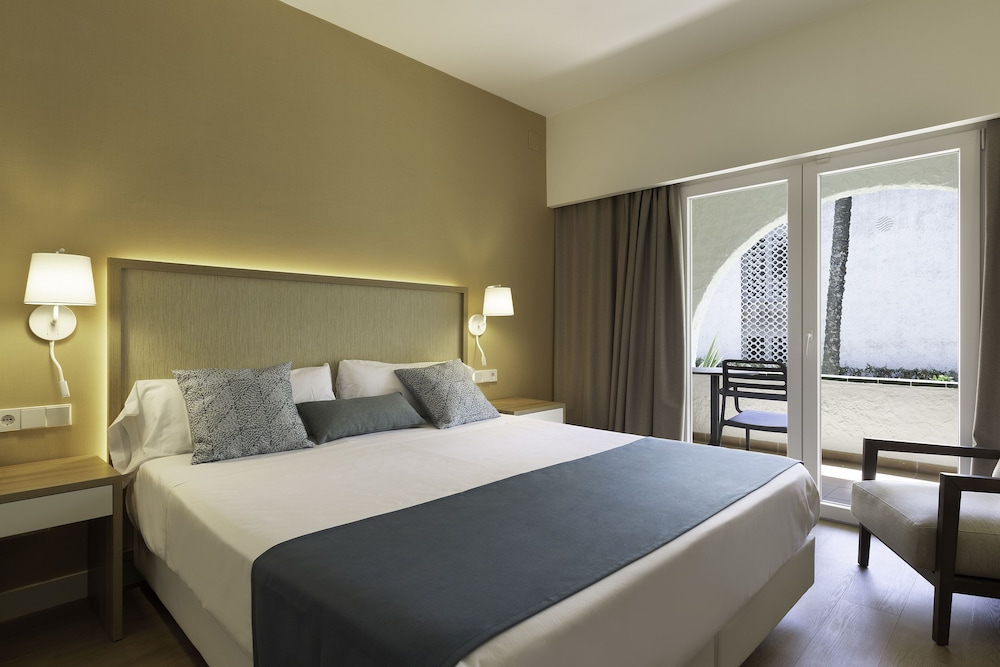 AluaSoul Menorca Hotel - Adults Only — Hotel rooms in S'Algar, Balearic Islands