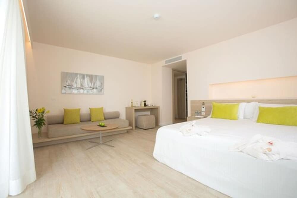 Hotel Sabina & Suites — Hotel rooms in Cala Millor, Balearic Islands