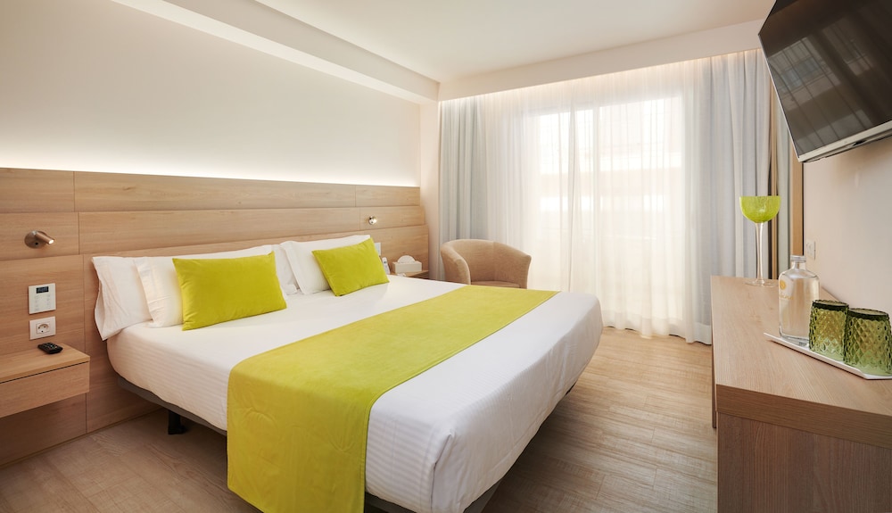 Hotel Sabina & Suites — Hotel rooms in Cala Millor, Balearic Islands