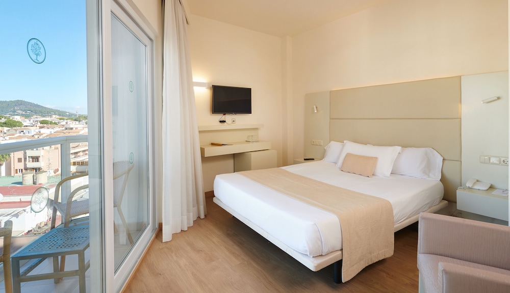 Hotel Sabina & Suites — Hotel rooms in Cala Millor, Balearic Islands