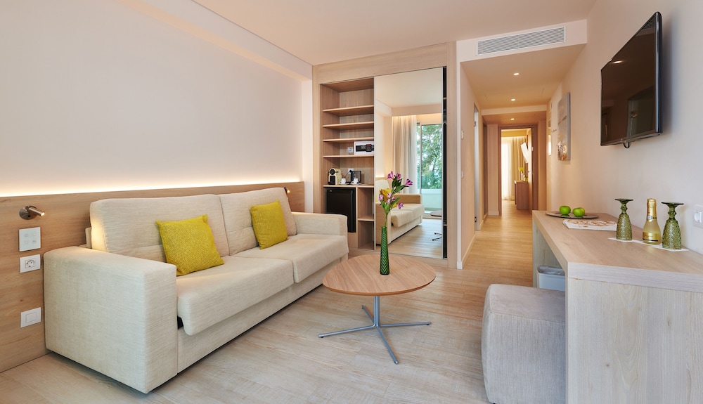 Hotel Sabina & Suites — Hotel rooms in Cala Millor, Balearic Islands