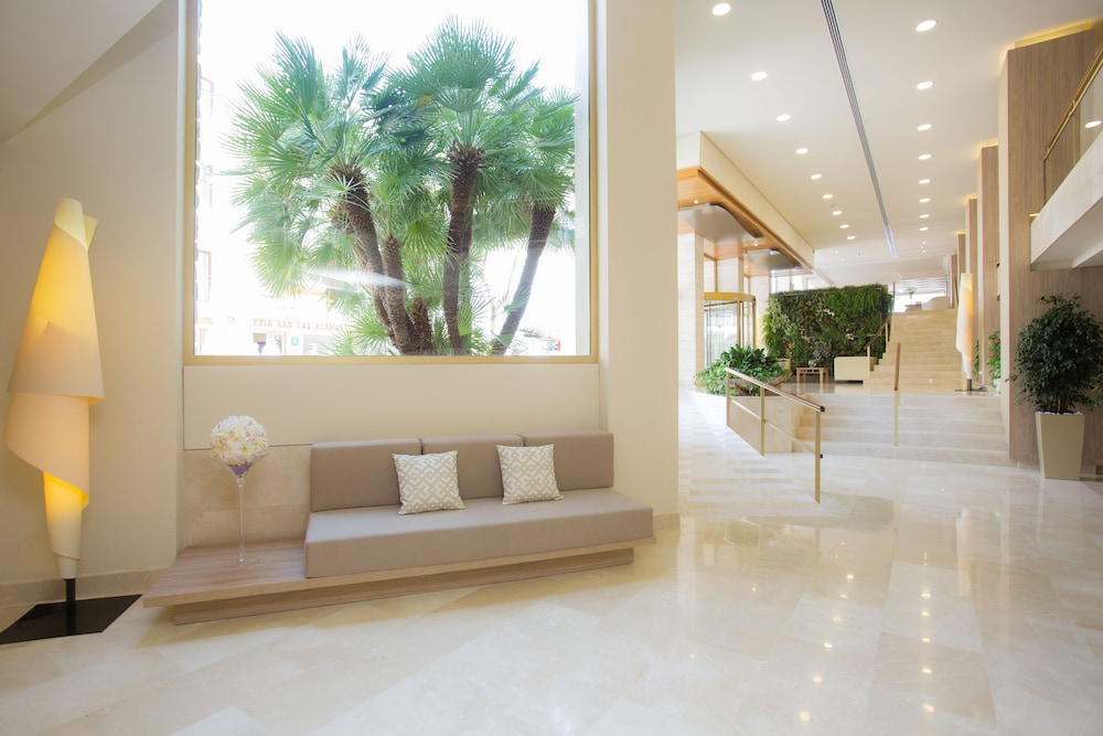 Hotel Sabina & Suites — Hotel building in Cala Millor, Balearic Islands