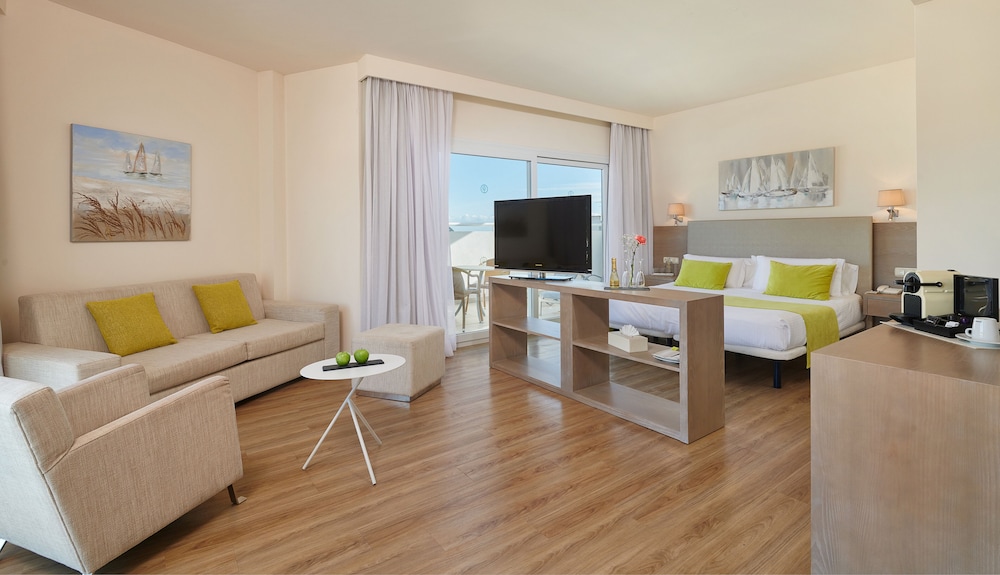 Hotel Sabina & Suites — Hotel rooms in Cala Millor, Balearic Islands