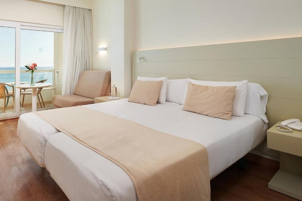 Hotel Sabina & Suites — Hotel rooms in Cala Millor, Balearic Islands
