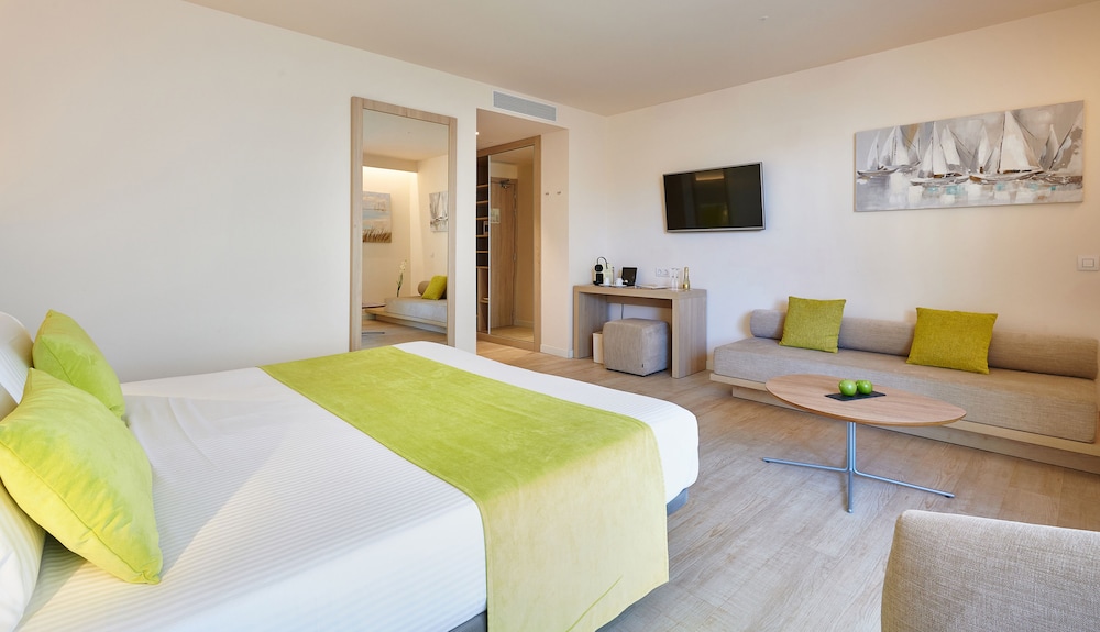 Hotel Sabina & Suites — Hotel rooms in Cala Millor, Balearic Islands