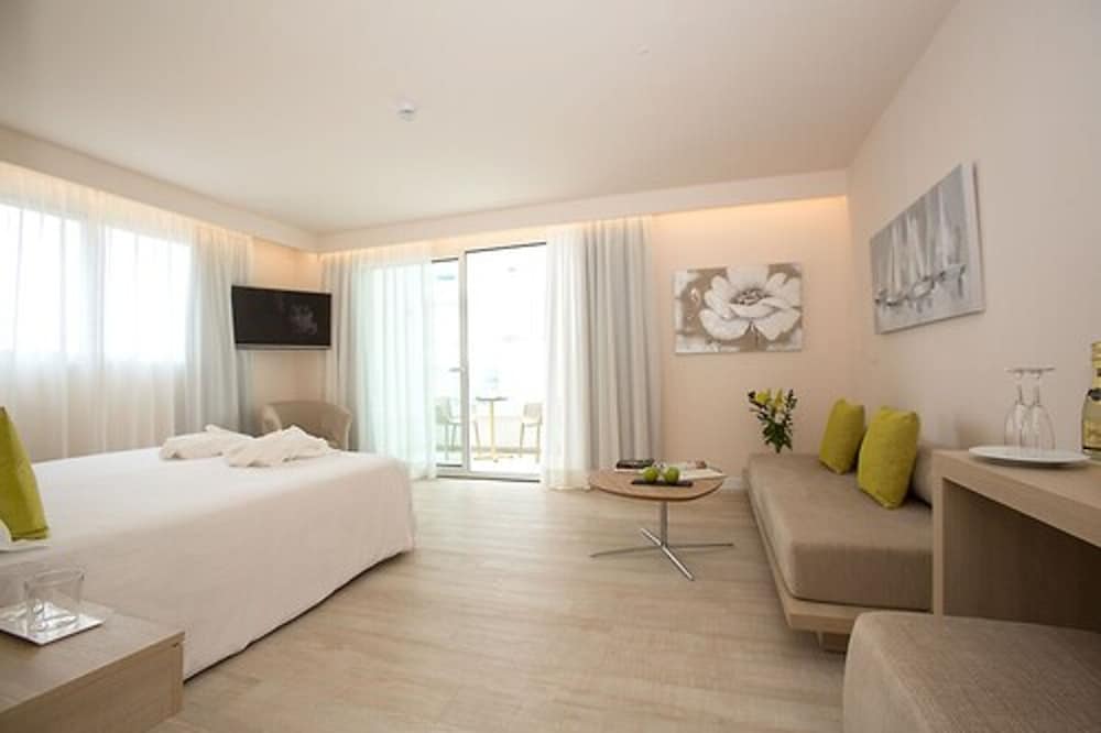 Hotel Sabina & Suites — Hotel rooms in Cala Millor, Balearic Islands