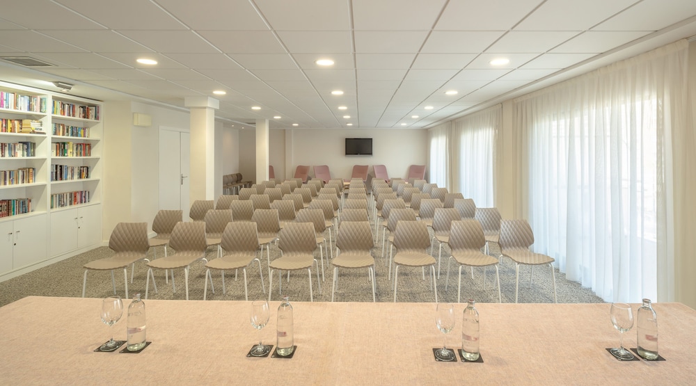 Hotel RH Corona del Mar By Hoteles RH — Hotel building in Benidorm, Valencian Community