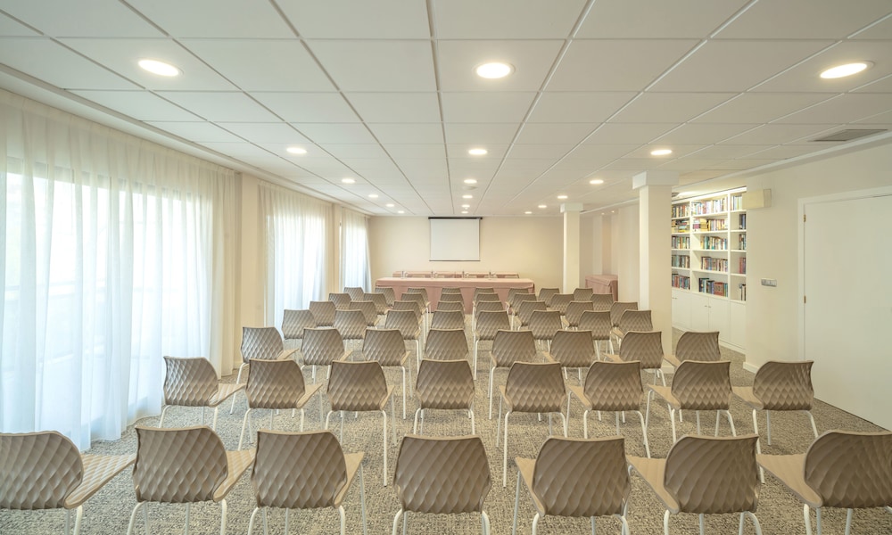 Hotel RH Corona del Mar By Hoteles RH — Hotel building in Benidorm, Valencian Community
