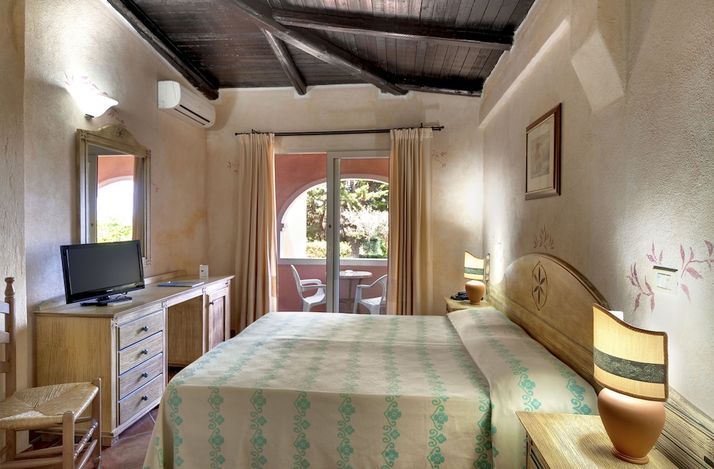 Colonna Beach Hotel Marinella — Hotel rooms in Golfo Aranci, Sardinia