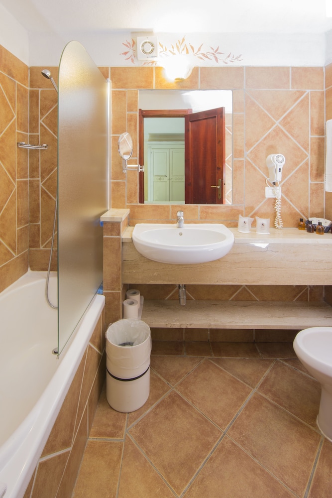 Colonna Beach Hotel Marinella — Hotel rooms in Golfo Aranci, Sardinia
