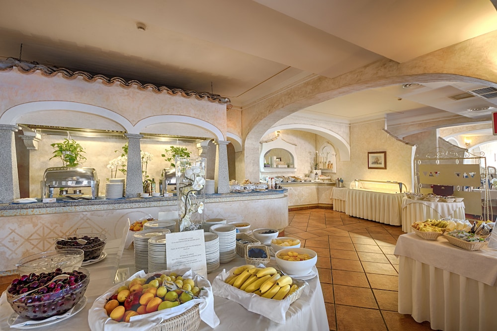 COLONNA RESORT, a Colonna Luxury Beach Hotel, Porto Cervo — Restaurant & bars in Arzachena, Sardinia