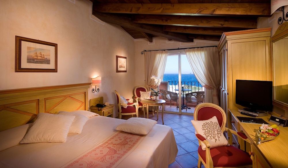 COLONNA RESORT, a Colonna Luxury Beach Hotel, Porto Cervo — Hotel rooms in Arzachena, Sardinia