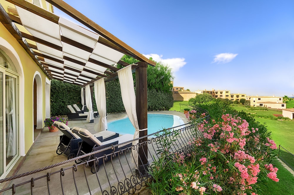 COLONNA RESORT, a Colonna Luxury Beach Hotel, Porto Cervo — Swimming pool in Arzachena, Sardinia