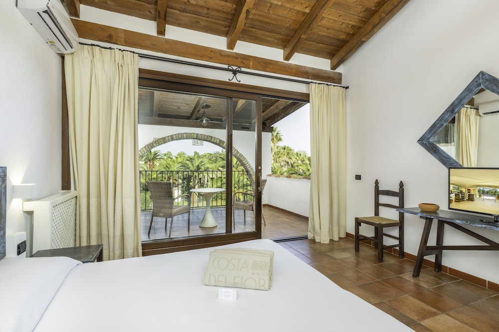 Hotel Costa Dei Fiori — Hotel rooms in Santa Margherita di Pula, Sardinia
