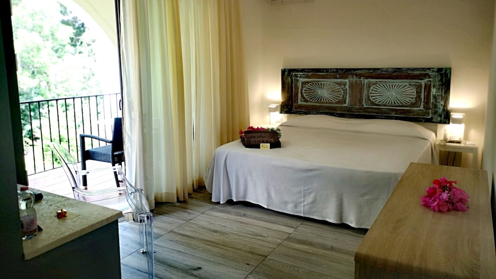 Hotel Costa Dei Fiori — Hotel rooms in Santa Margherita di Pula, Sardinia