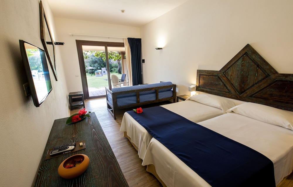 Hotel Costa Dei Fiori — Hotel rooms in Santa Margherita di Pula, Sardinia