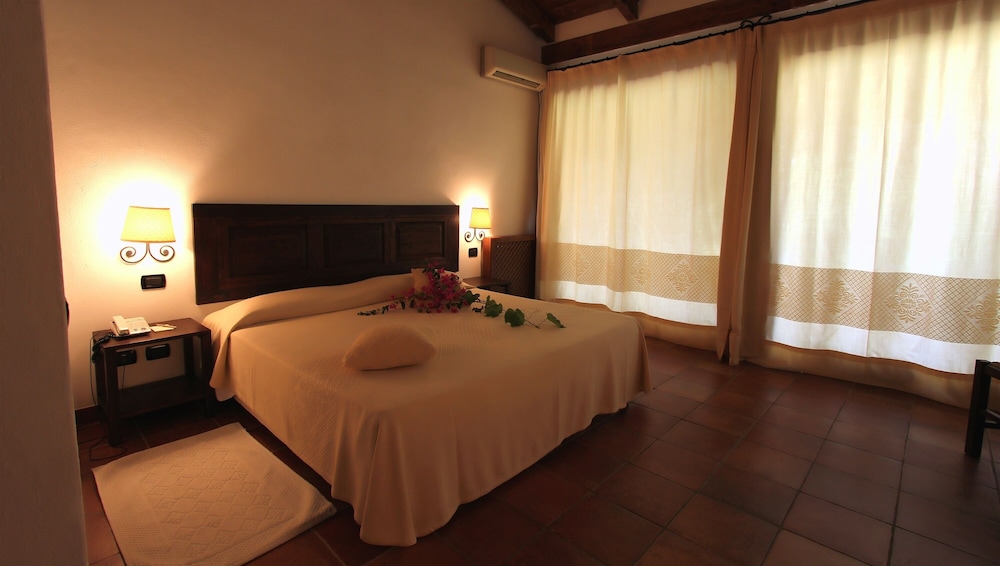 Hotel Costa Dei Fiori — Hotel rooms in Santa Margherita di Pula, Sardinia